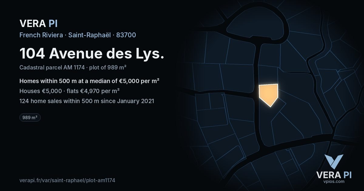 104 Avenue des Lys, Saint-Raphaël at night – the plot lit, the parcels around coloured by the prices near them