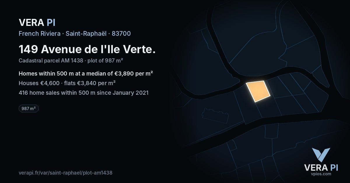 149 Avenue de l'Ile Verte, Saint-Raphaël at night – the plot lit, the parcels around coloured by the prices near them