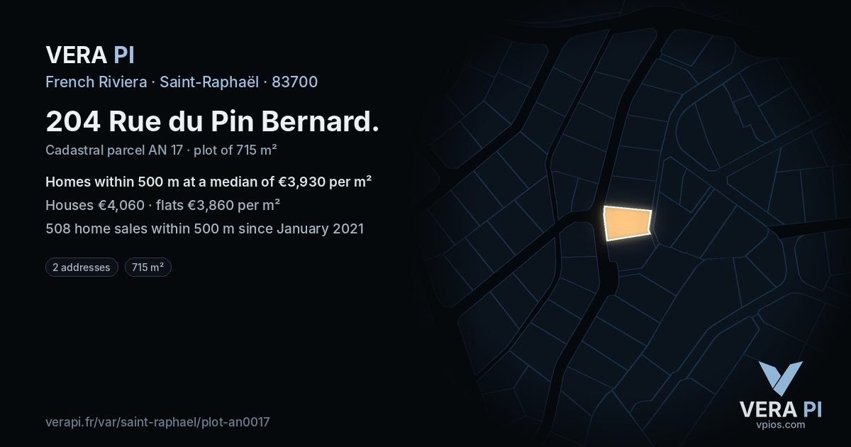204 Rue du Pin Bernard, Saint-Raphaël at night – the plot lit, the parcels around coloured by the prices near them