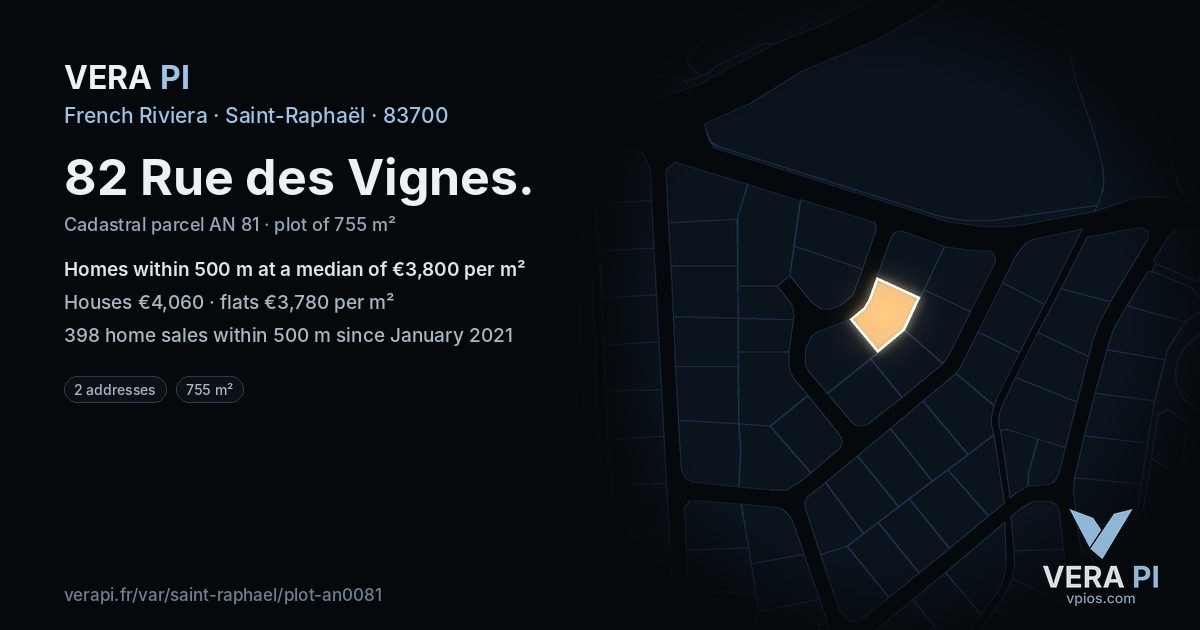82 Rue des Vignes, Saint-Raphaël at night – the plot lit, the parcels around coloured by the prices near them