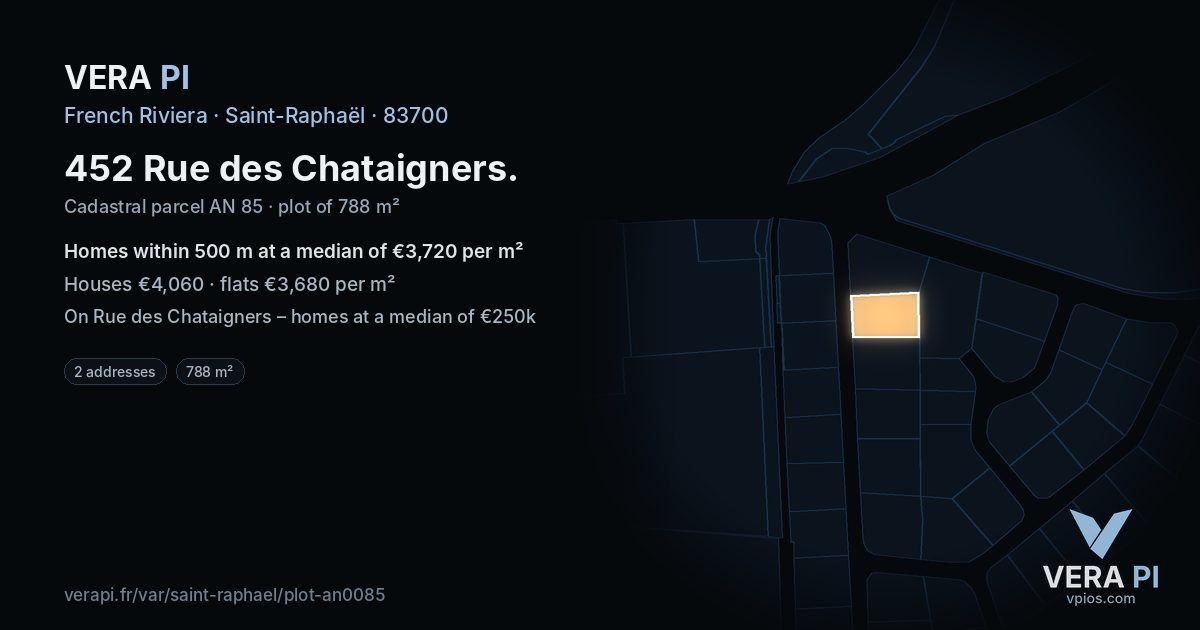 452 Rue des Chataigners, Saint-Raphaël at night – the plot lit, the parcels around coloured by the prices near them