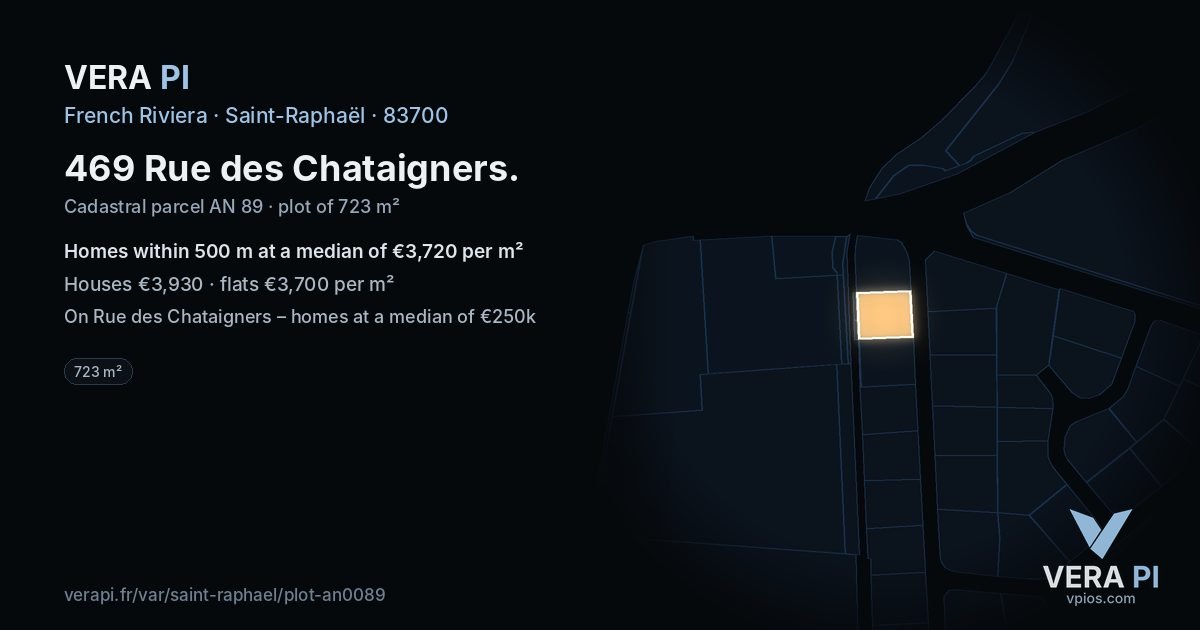 469 Rue des Chataigners, Saint-Raphaël at night – the plot lit, the parcels around coloured by the prices near them