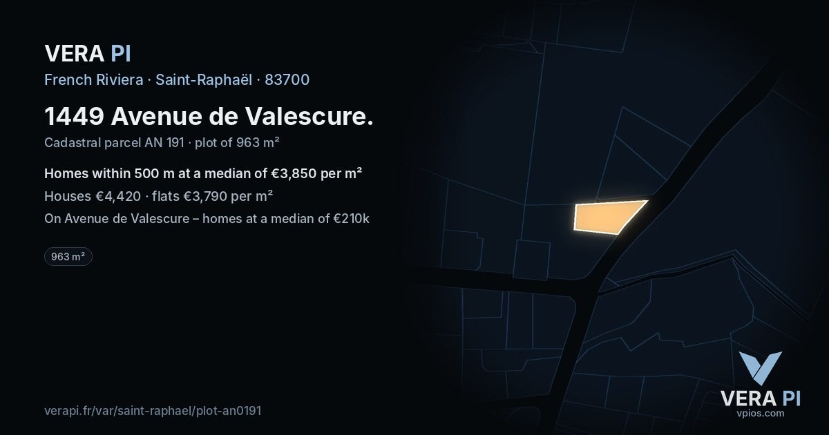 1449 Avenue de Valescure, Saint-Raphaël at night – the plot lit, the parcels around coloured by the prices near them