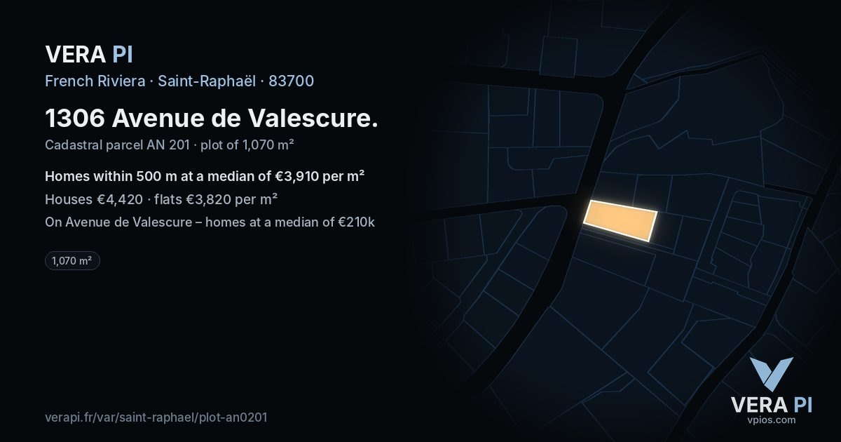 1306 Avenue de Valescure, Saint-Raphaël at night – the plot lit, the parcels around coloured by the prices near them
