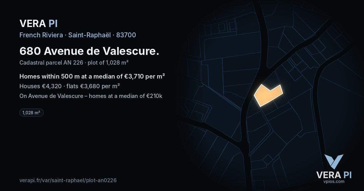 680 Avenue de Valescure, Saint-Raphaël at night – the plot lit, the parcels around coloured by the prices near them