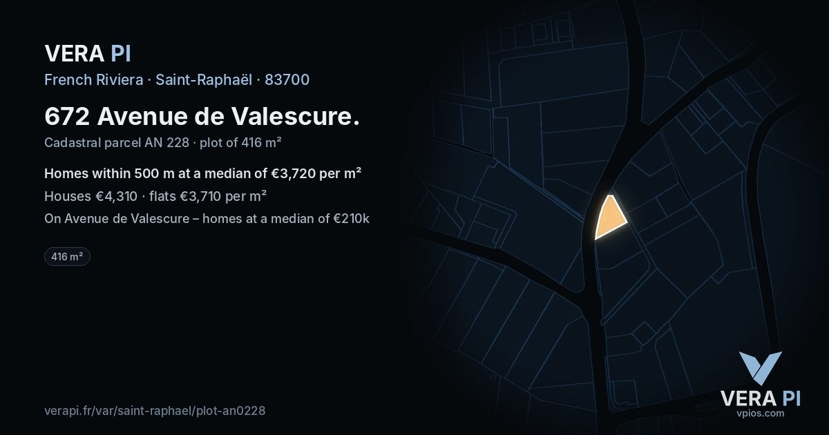 672 Avenue de Valescure, Saint-Raphaël at night – the plot lit, the parcels around coloured by the prices near them