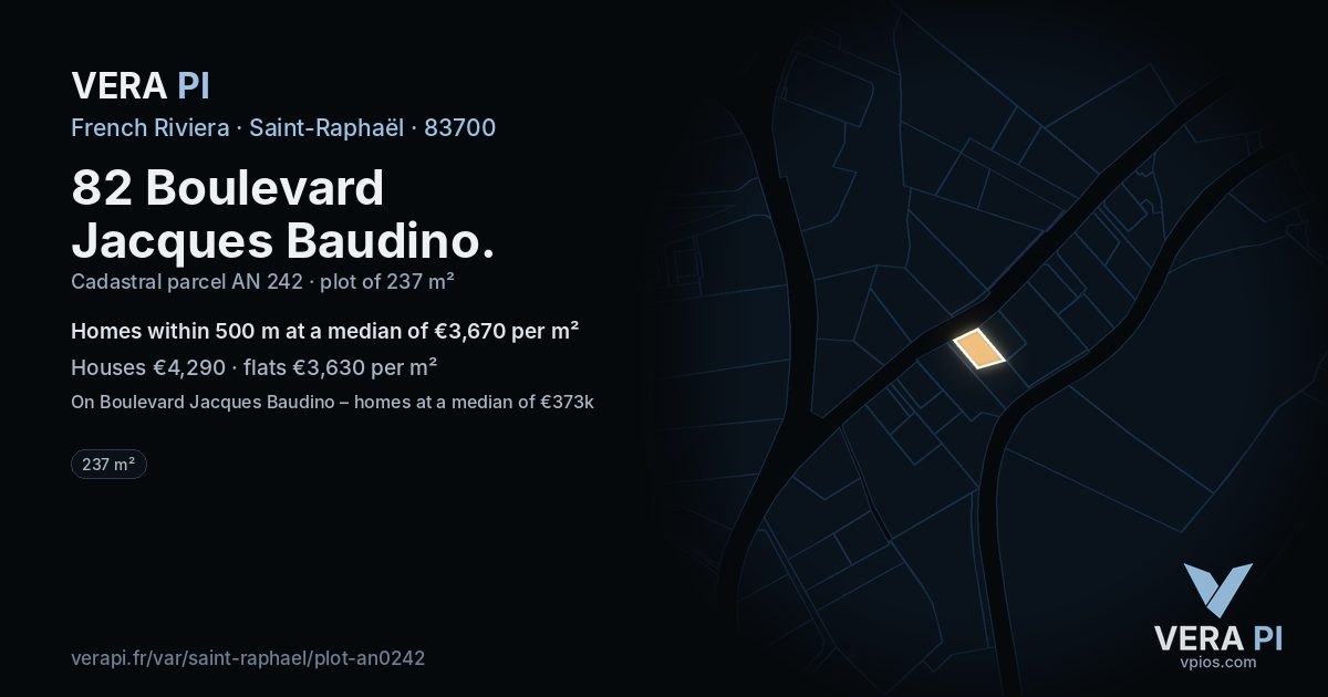 82 Boulevard Jacques Baudino, Saint-Raphaël at night – the plot lit, the parcels around coloured by the prices near them