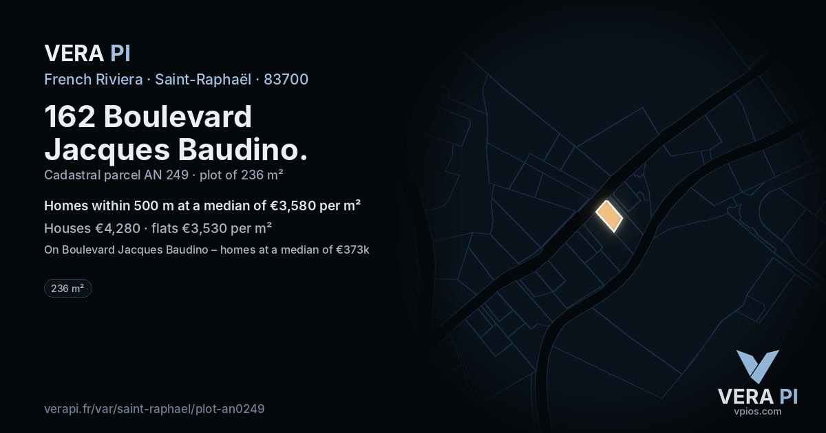 162 Boulevard Jacques Baudino, Saint-Raphaël at night – the plot lit, the parcels around coloured by the prices near them