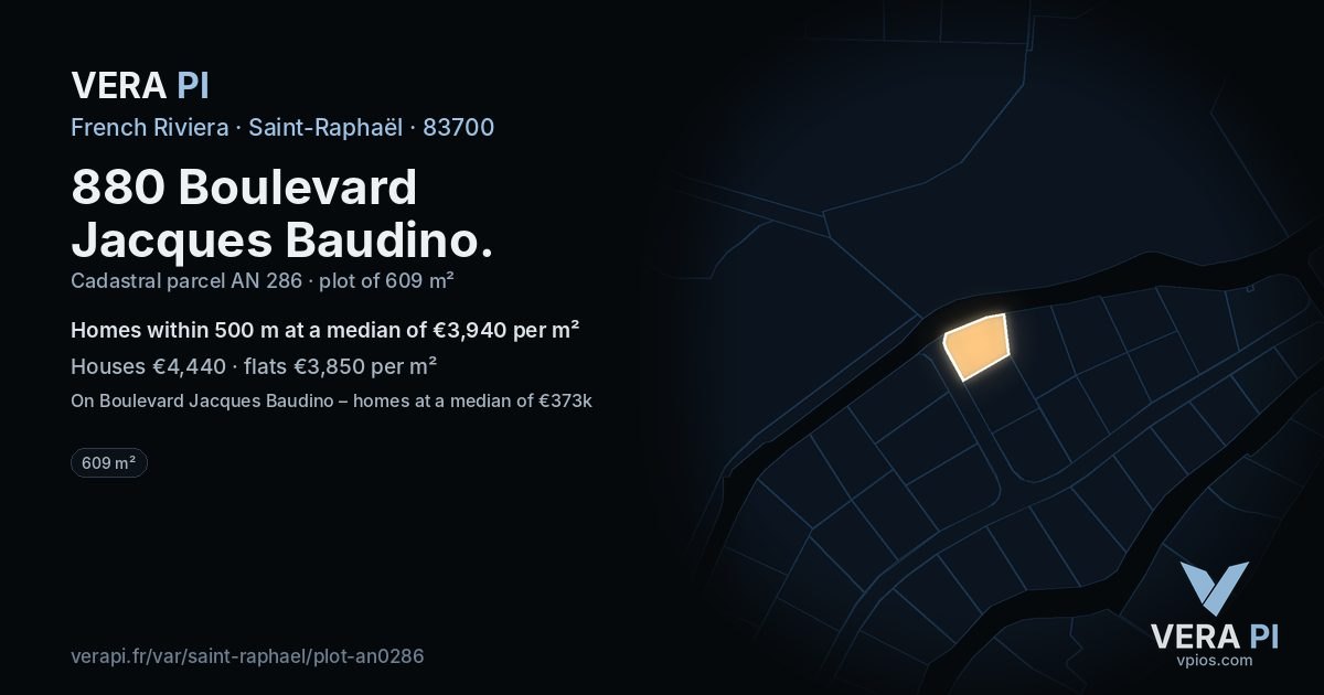 880 Boulevard Jacques Baudino, Saint-Raphaël at night – the plot lit, the parcels around coloured by the prices near them