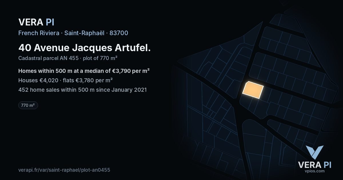 40 Avenue Jacques Artufel, Saint-Raphaël at night – the plot lit, the parcels around coloured by the prices near them