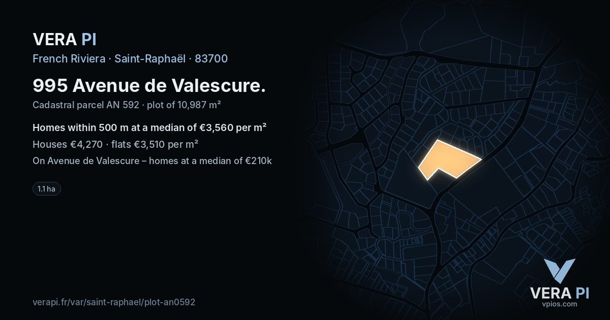 995 Avenue de Valescure, Saint-Raphaël at night – the plot lit, the parcels around coloured by the prices near them