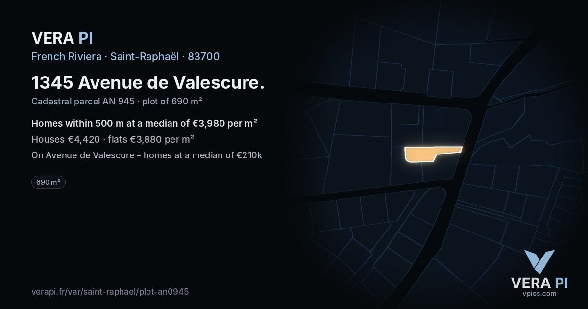 1345 Avenue de Valescure, Saint-Raphaël at night – the plot lit, the parcels around coloured by the prices near them