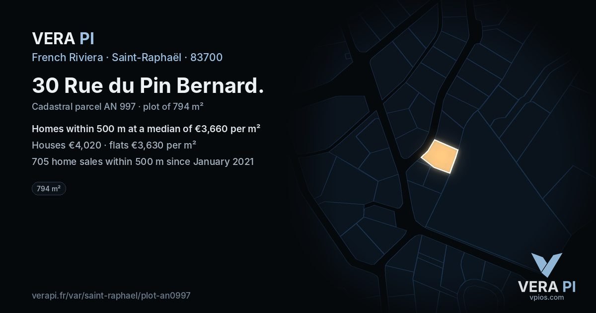 30 Rue du Pin Bernard, Saint-Raphaël at night – the plot lit, the parcels around coloured by the prices near them