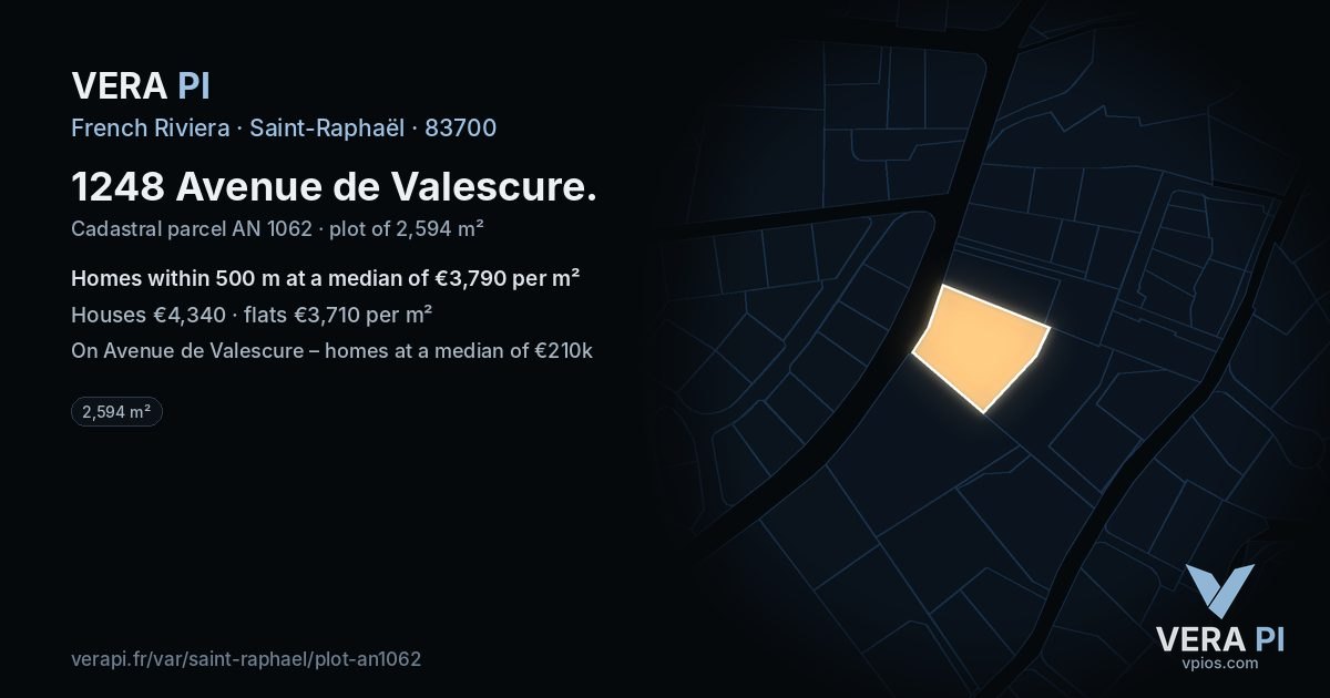 1248 Avenue de Valescure, Saint-Raphaël at night – the plot lit, the parcels around coloured by the prices near them