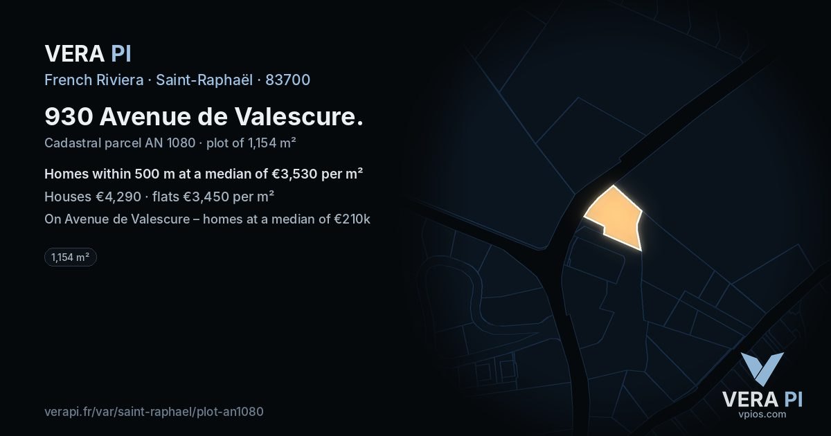 930 Avenue de Valescure, Saint-Raphaël at night – the plot lit, the parcels around coloured by the prices near them