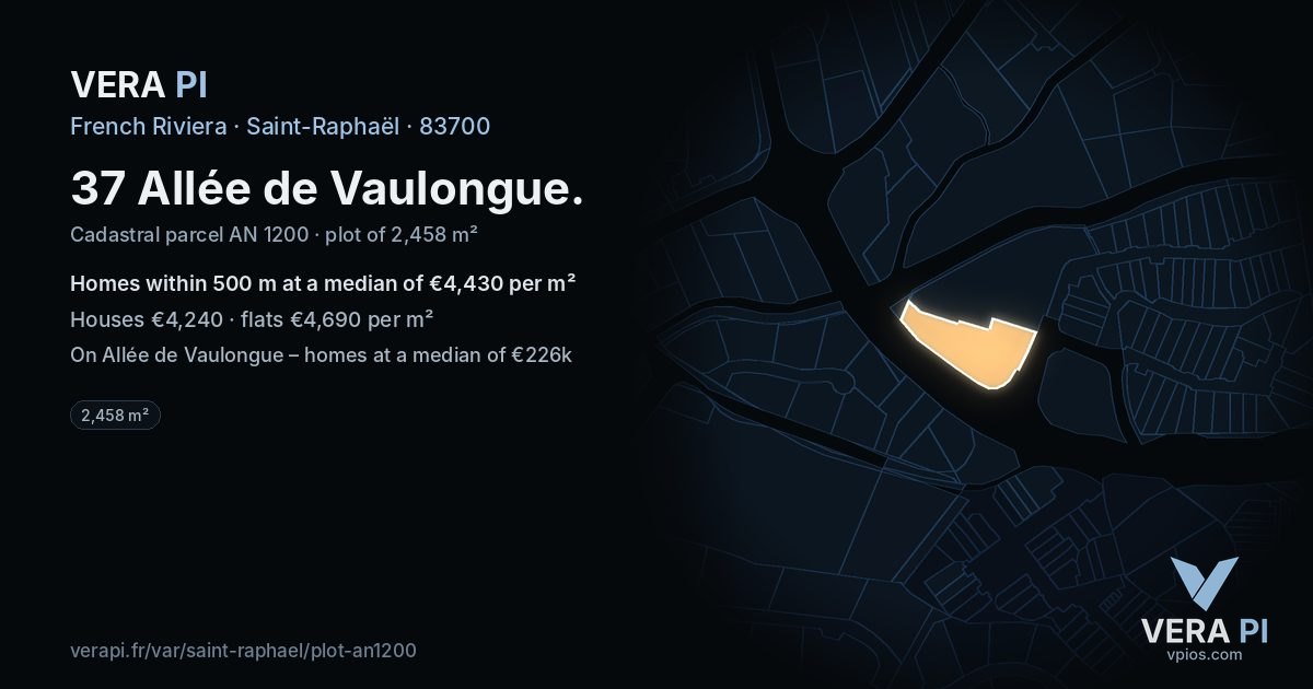 37 Allée de Vaulongue, Saint-Raphaël at night – the plot lit, the parcels around coloured by the prices near them