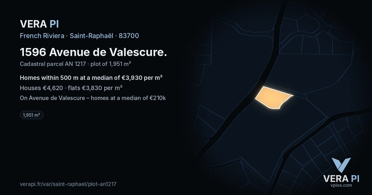 1596 Avenue de Valescure, Saint-Raphaël at night – the plot lit, the parcels around coloured by the prices near them