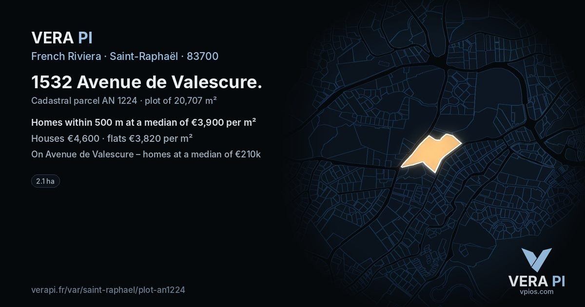 1532 Avenue de Valescure, Saint-Raphaël at night – the plot lit, the parcels around coloured by the prices near them