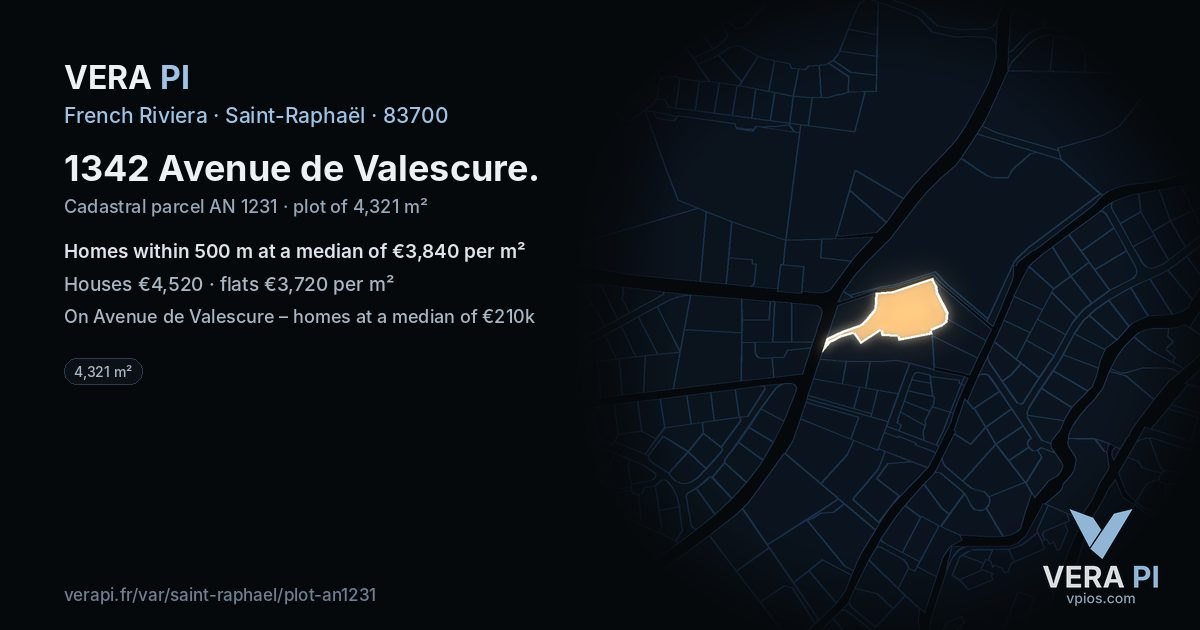 1342 Avenue de Valescure, Saint-Raphaël at night – the plot lit, the parcels around coloured by the prices near them