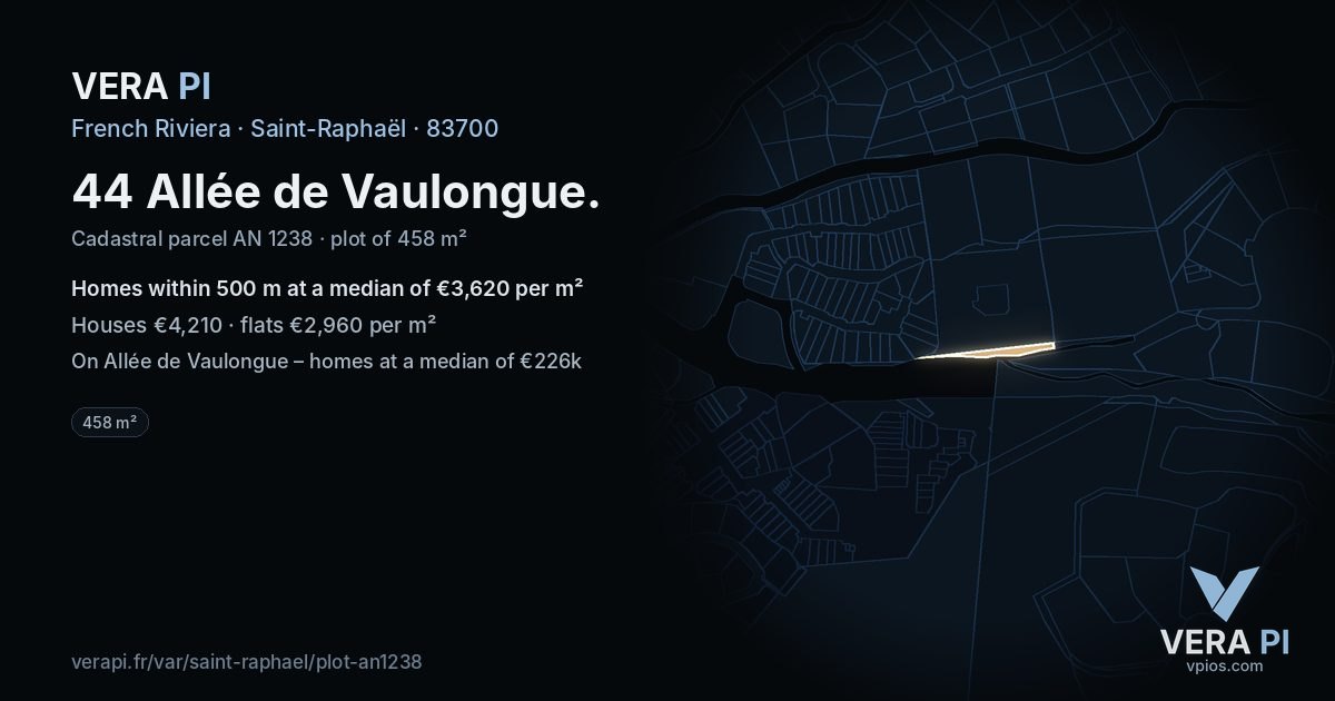 44 Allée de Vaulongue, Saint-Raphaël at night – the plot lit, the parcels around coloured by the prices near them