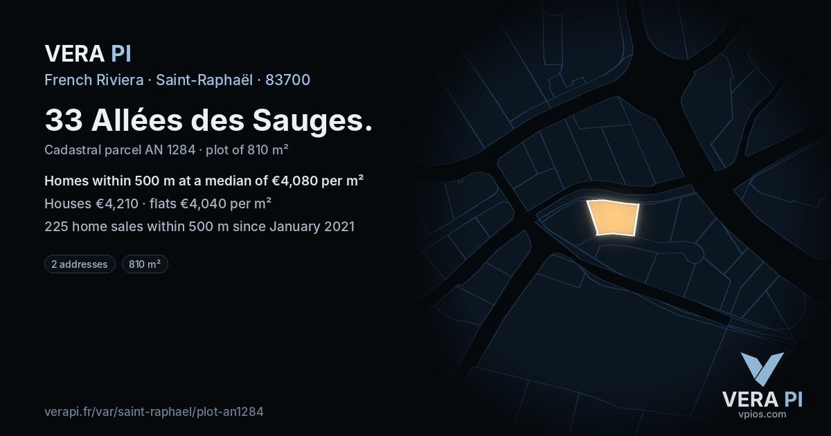 33 Allées des Sauges, Saint-Raphaël at night – the plot lit, the parcels around coloured by the prices near them
