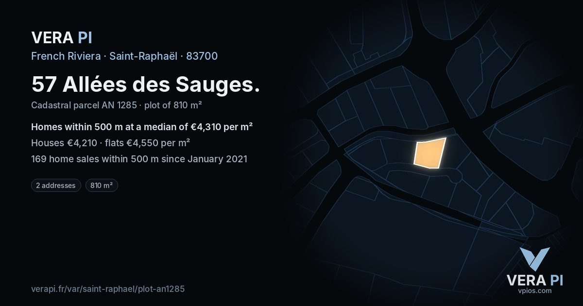 57 Allées des Sauges, Saint-Raphaël at night – the plot lit, the parcels around coloured by the prices near them