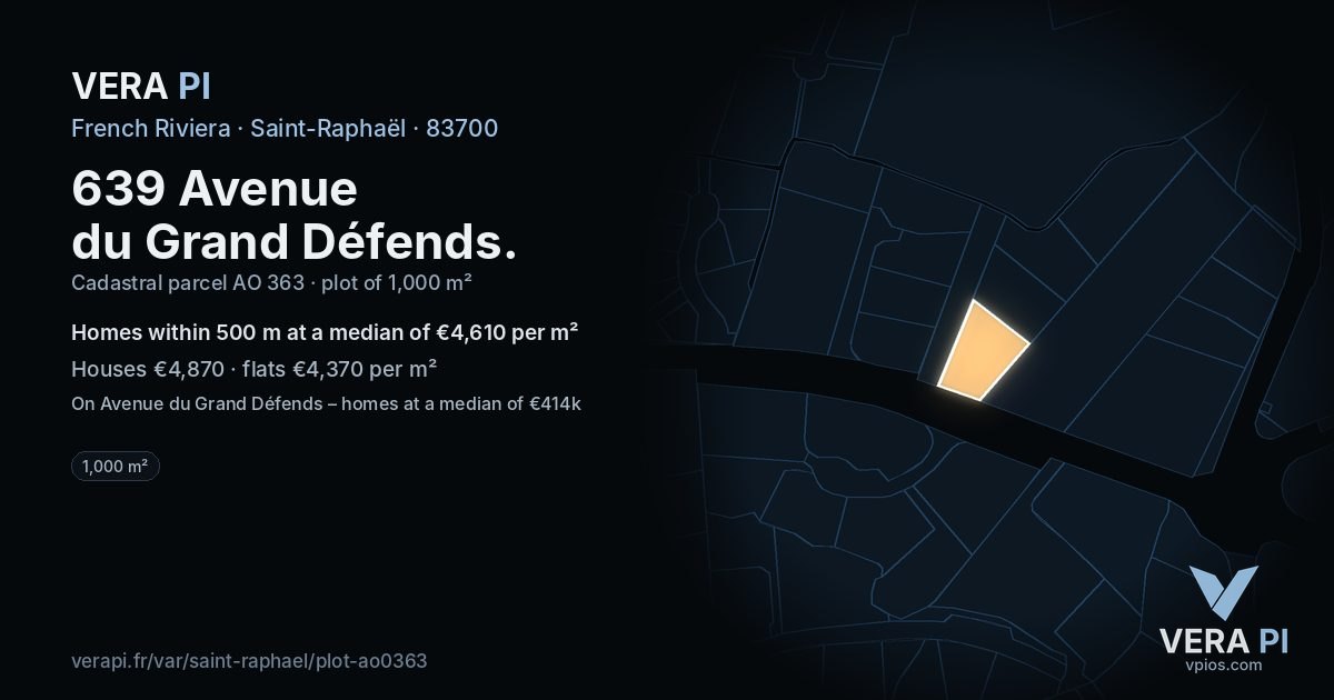 639 Avenue du Grand Défends, Saint-Raphaël at night – the plot lit, the parcels around coloured by the prices near them