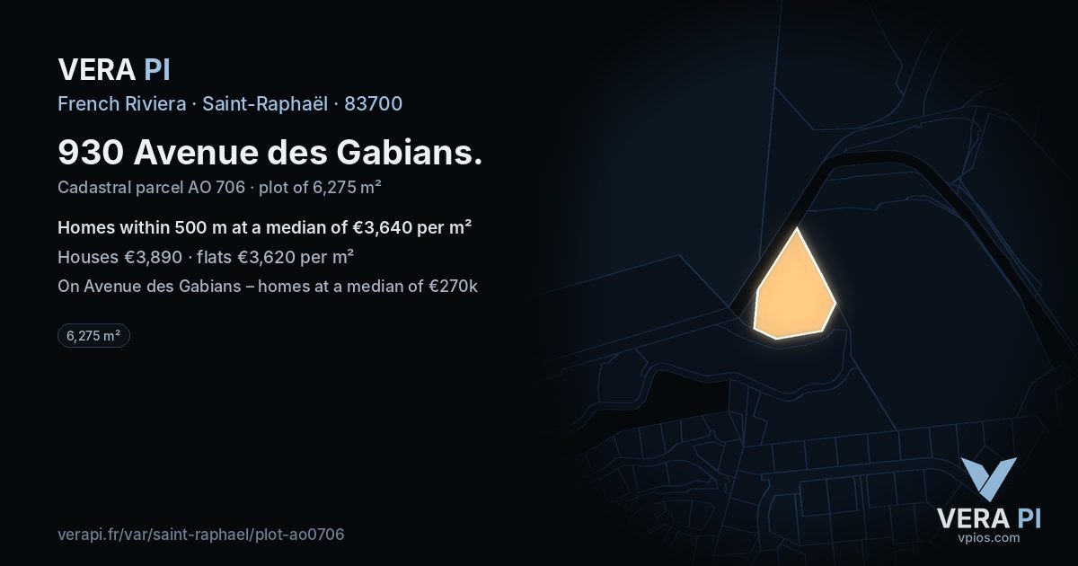 930 Avenue des Gabians, Saint-Raphaël at night – the plot lit, the parcels around coloured by the prices near them