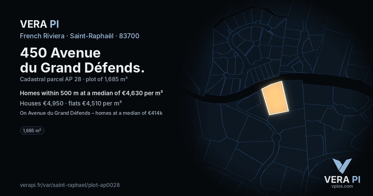 450 Avenue du Grand Défends, Saint-Raphaël at night – the plot lit, the parcels around coloured by the prices near them
