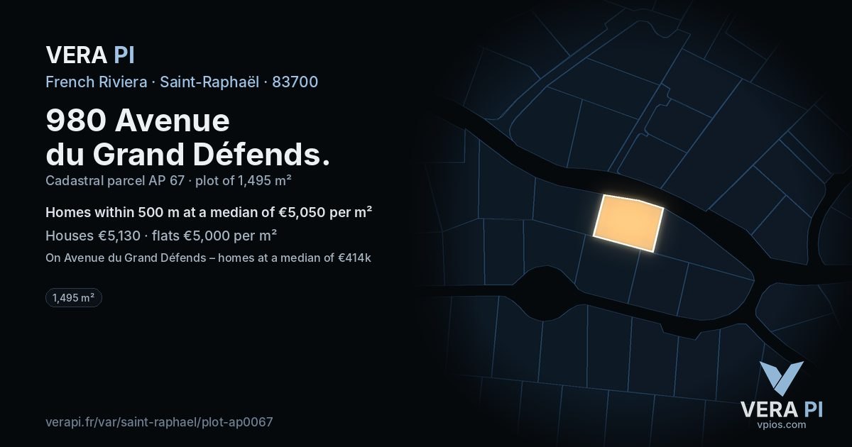 980 Avenue du Grand Défends, Saint-Raphaël at night – the plot lit, the parcels around coloured by the prices near them