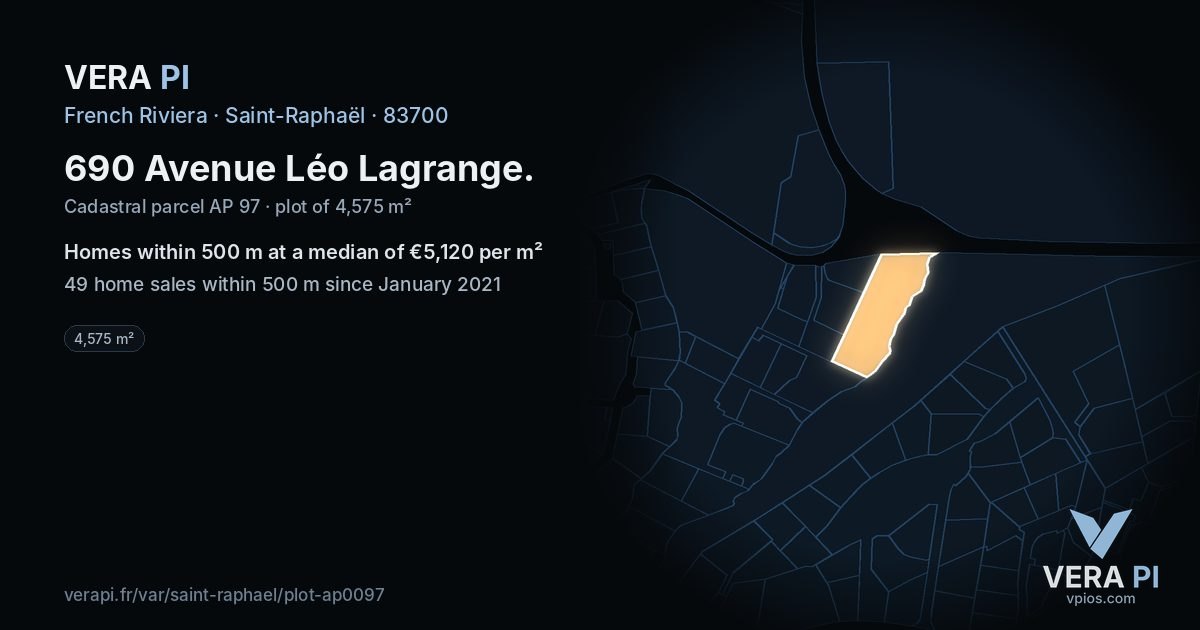 690 Avenue Léo Lagrange, Saint-Raphaël at night – the plot lit, the parcels around coloured by the prices near them