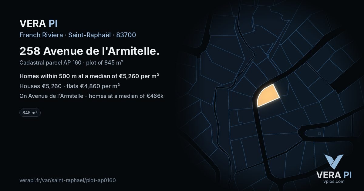 258 Avenue de l'Armitelle, Saint-Raphaël at night – the plot lit, the parcels around coloured by the prices near them
