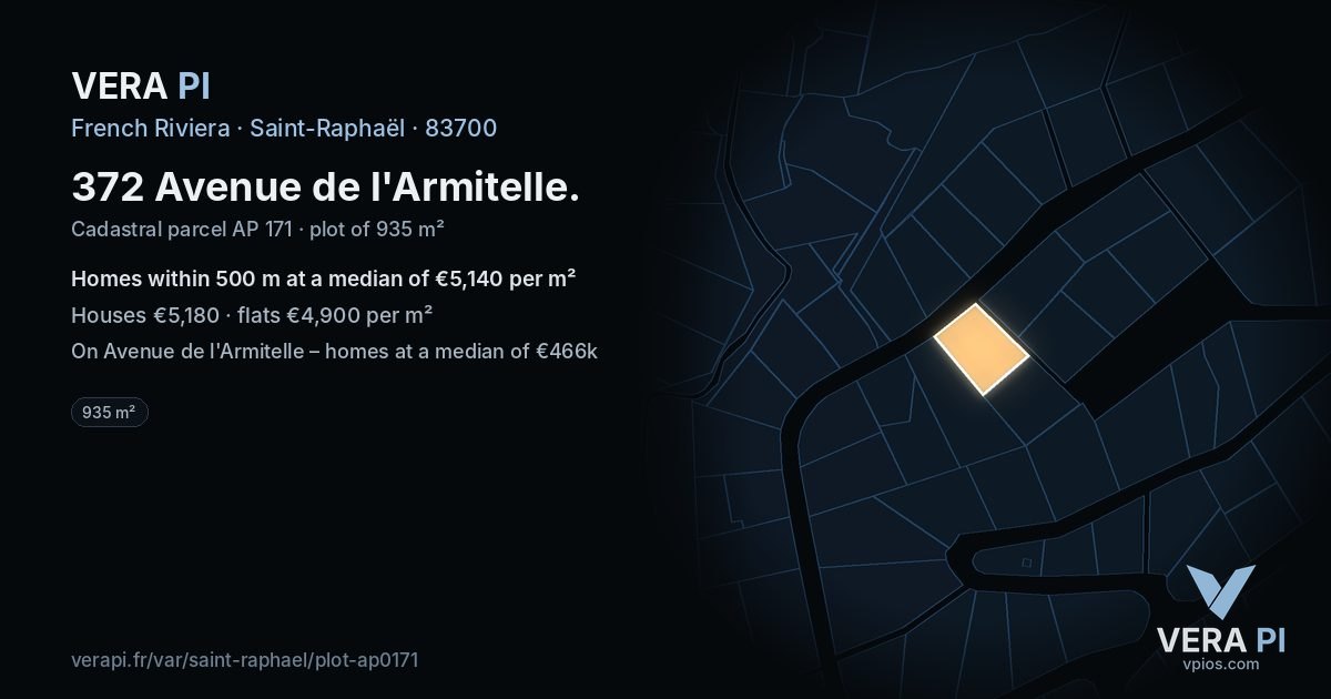 372 Avenue de l'Armitelle, Saint-Raphaël at night – the plot lit, the parcels around coloured by the prices near them