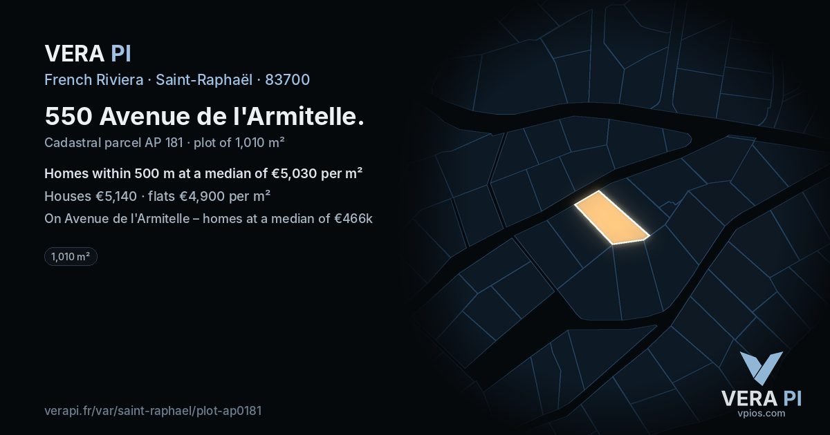 550 Avenue de l'Armitelle, Saint-Raphaël at night – the plot lit, the parcels around coloured by the prices near them