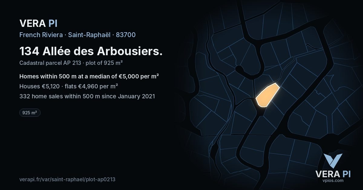 134 Allée des Arbousiers, Saint-Raphaël at night – the plot lit, the parcels around coloured by the prices near them
