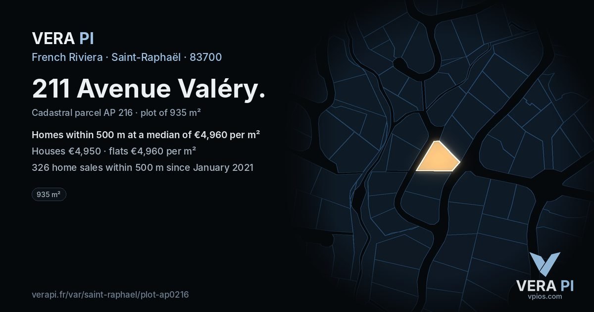 211 Avenue Valéry, Saint-Raphaël at night – the plot lit, the parcels around coloured by the prices near them
