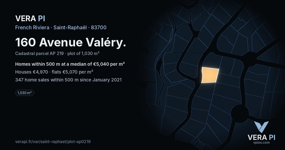 160 Avenue Valéry, Saint-Raphaël at night – the plot lit, the parcels around coloured by the prices near them
