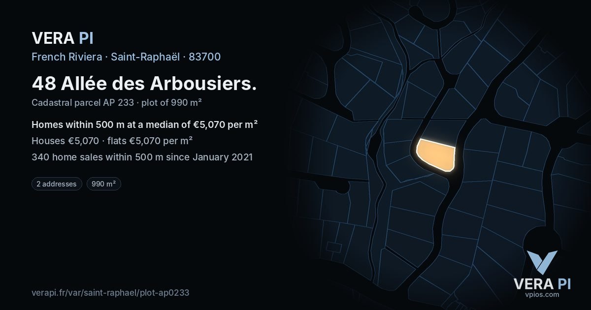48 Allée des Arbousiers, Saint-Raphaël at night – the plot lit, the parcels around coloured by the prices near them