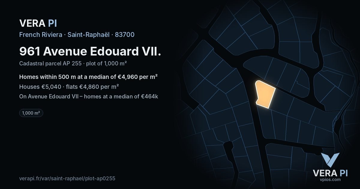 961 Avenue Edouard VII, Saint-Raphaël at night – the plot lit, the parcels around coloured by the prices near them