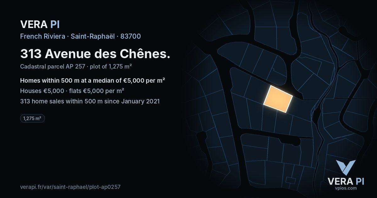 313 Avenue des Chênes, Saint-Raphaël at night – the plot lit, the parcels around coloured by the prices near them