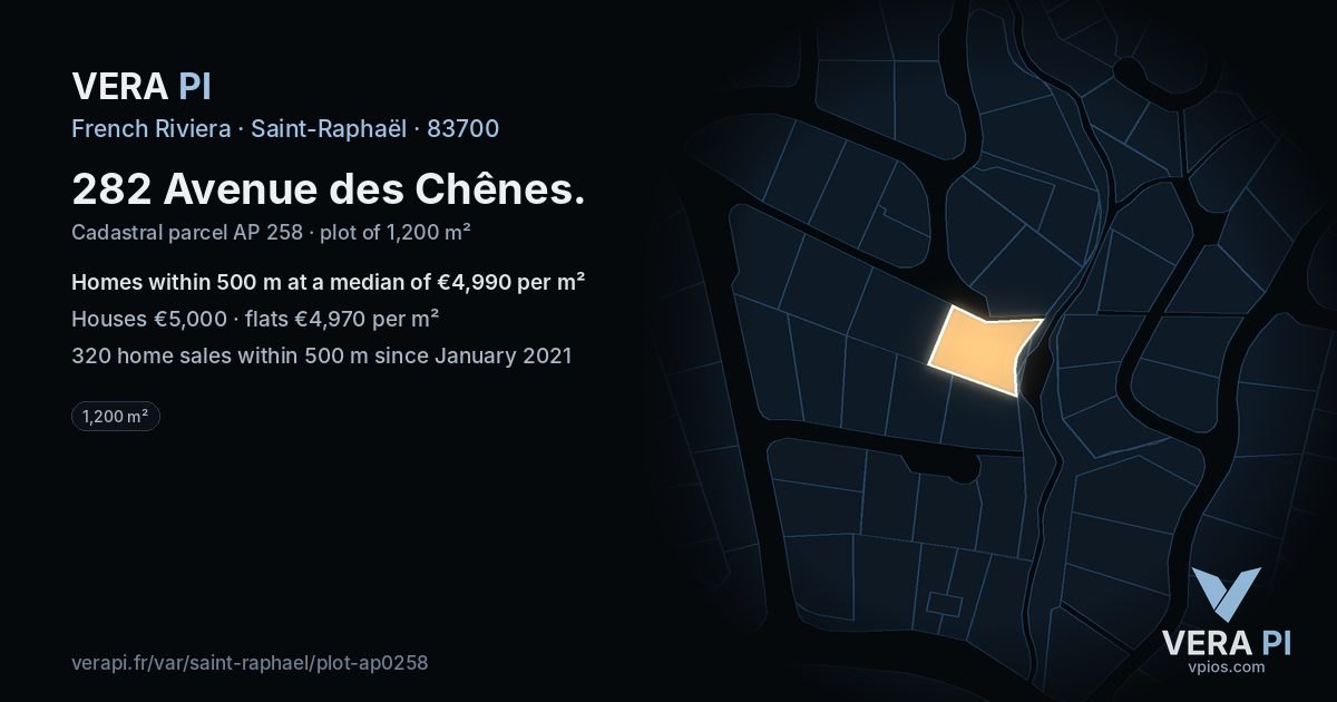 282 Avenue des Chênes, Saint-Raphaël at night – the plot lit, the parcels around coloured by the prices near them