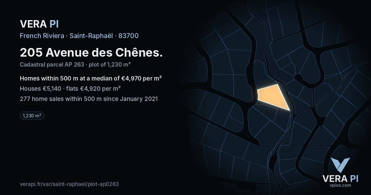 205 Avenue des Chênes, Saint-Raphaël at night – the plot lit, the parcels around coloured by the prices near them