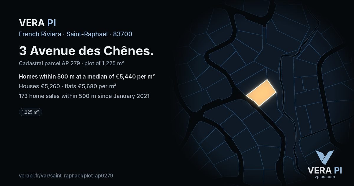 3 Avenue des Chênes, Saint-Raphaël at night – the plot lit, the parcels around coloured by the prices near them