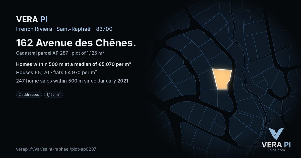 162 Avenue des Chênes, Saint-Raphaël at night – the plot lit, the parcels around coloured by the prices near them