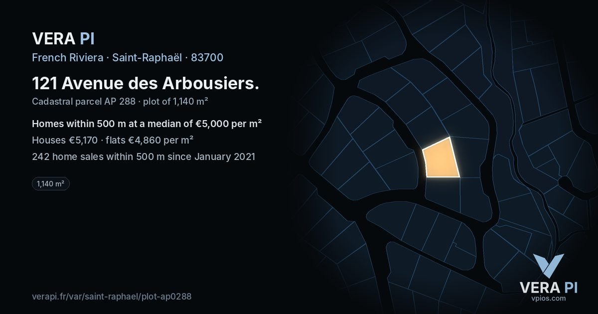 121 Avenue des Arbousiers, Saint-Raphaël at night – the plot lit, the parcels around coloured by the prices near them