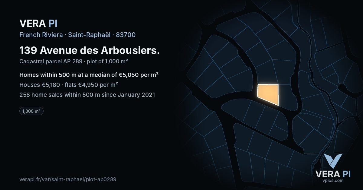 139 Avenue des Arbousiers, Saint-Raphaël at night – the plot lit, the parcels around coloured by the prices near them