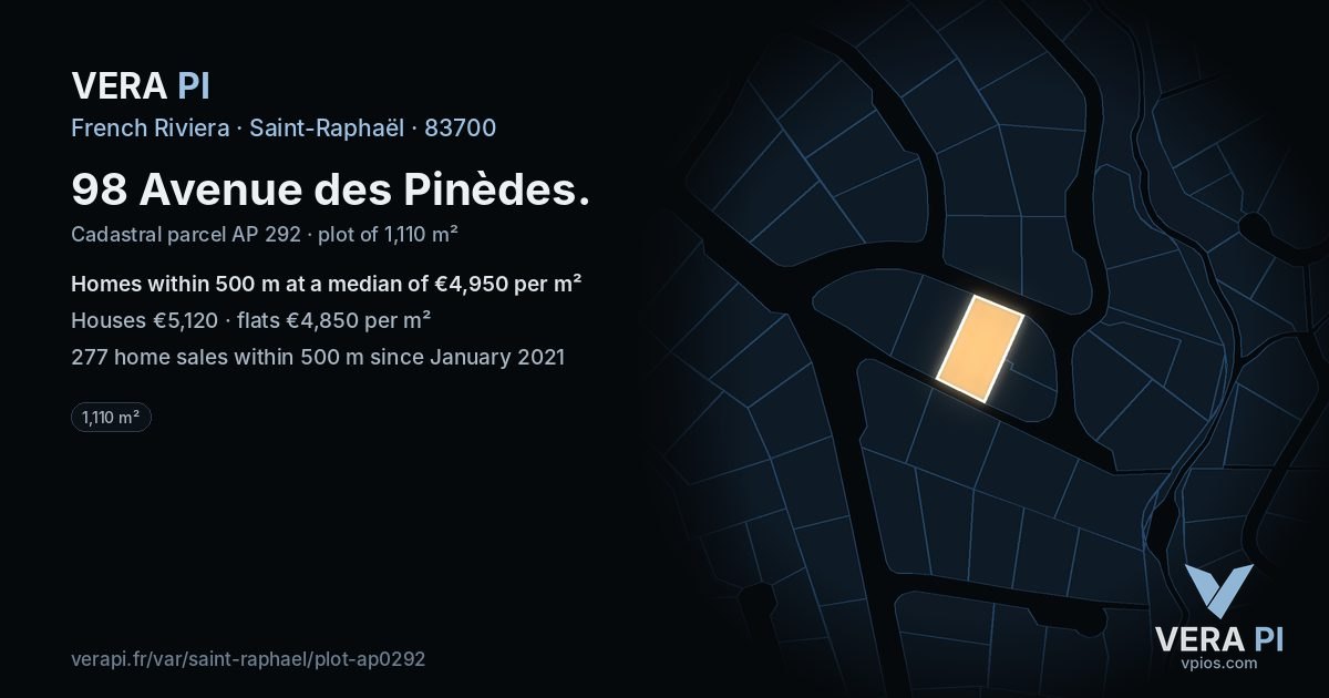 98 Avenue des Pinèdes, Saint-Raphaël at night – the plot lit, the parcels around coloured by the prices near them