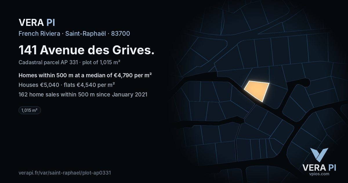 141 Avenue des Grives, Saint-Raphaël at night – the plot lit, the parcels around coloured by the prices near them