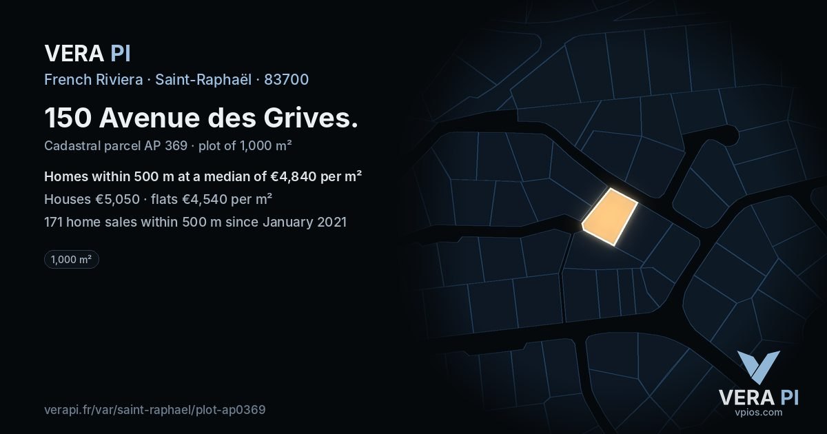 150 Avenue des Grives, Saint-Raphaël at night – the plot lit, the parcels around coloured by the prices near them