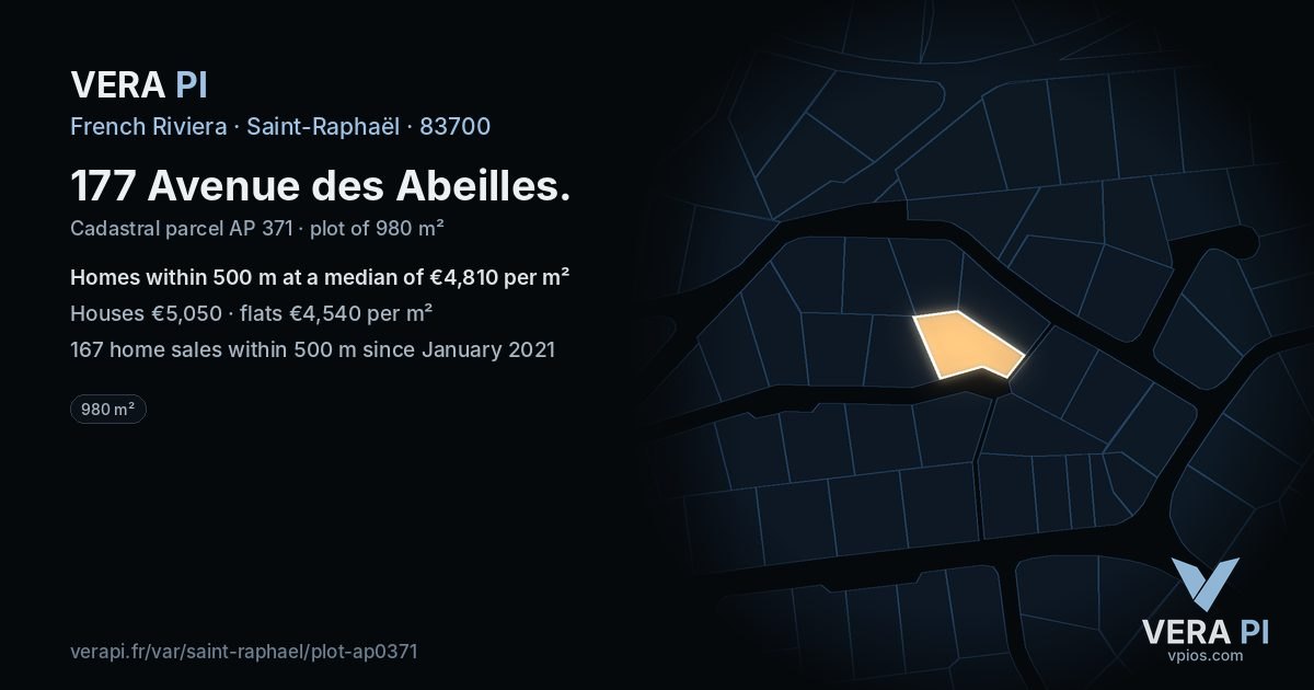 177 Avenue des Abeilles, Saint-Raphaël at night – the plot lit, the parcels around coloured by the prices near them